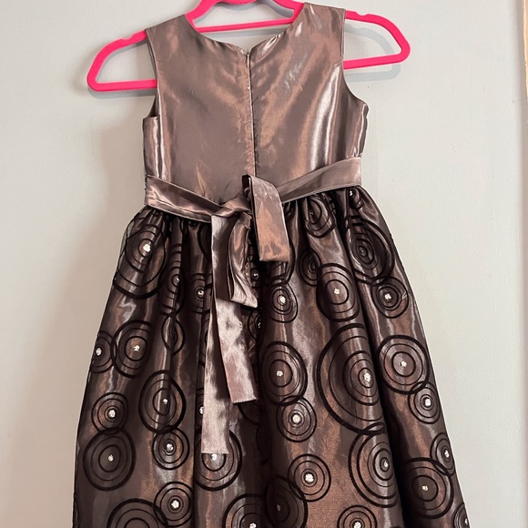 SELLING DRESS For GIRL SIZE 7 COLOR SATIN GRAY PRE-OWNED CONDITION EMBROIDERED - Picture 2 of 10